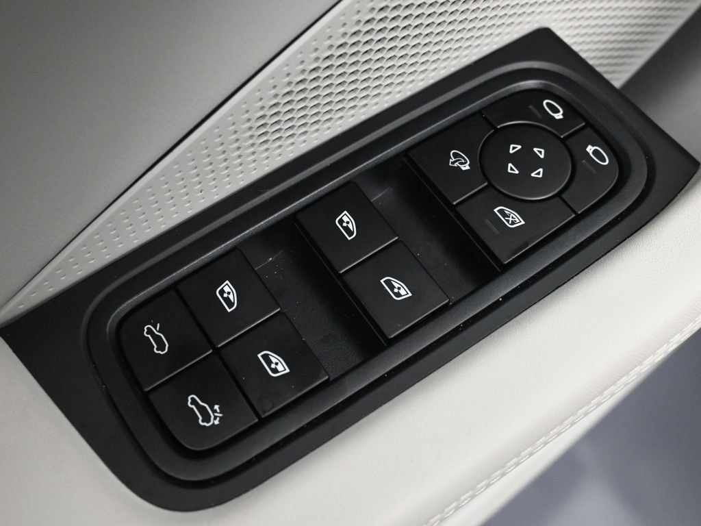 Certified 2025 Porsche Macan 4S Electric AWD/4WD image 18