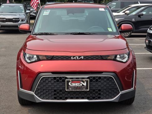 Used 2023 Kia Soul LX w/ LX Technology Package FWD image 2