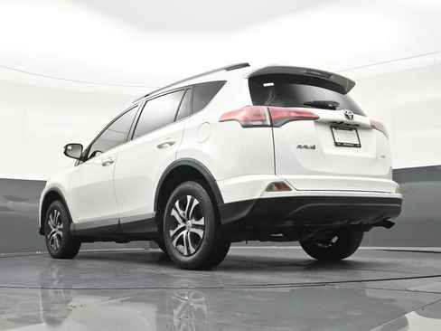 Used 2018 Toyota RAV4 LE FWD image 25