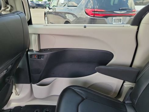 Used 2023 Chrysler Pacifica Touring-L FWD image 16