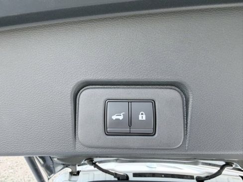 Certified 2025 Nissan Rogue SV image 33