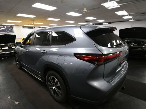 Used 2023 Toyota Highlander XLE AWD/4WD image 5