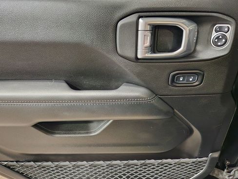 Used 2020 Jeep Wrangler Unlimited Sahara image 42