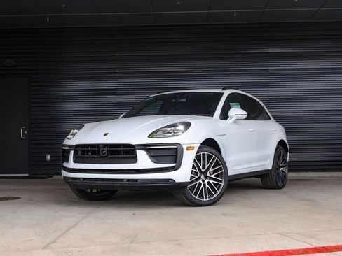 Certified 2025 Porsche Macan image 1
