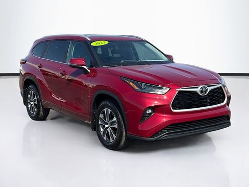 Used 2023 Toyota Highlander XLE AWD/4WD image 3
