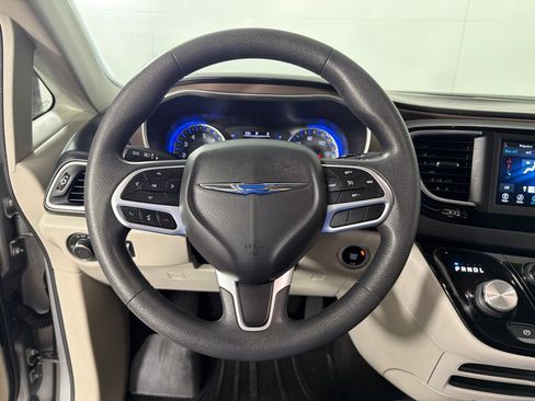 Used 2018 Chrysler Pacifica LX FWD image 15