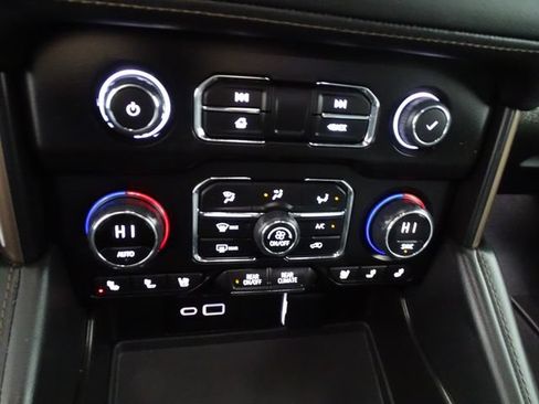 Certified 2024 Chevrolet Suburban High Country AWD/4WD image 13