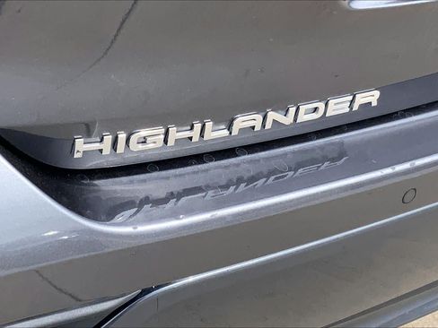 Used 2023 Toyota Highlander Limited FWD image 16