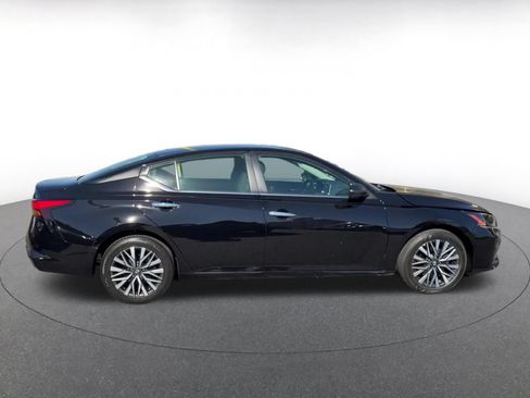 Used 2025 Nissan Altima 2.5 SV FWD image 16