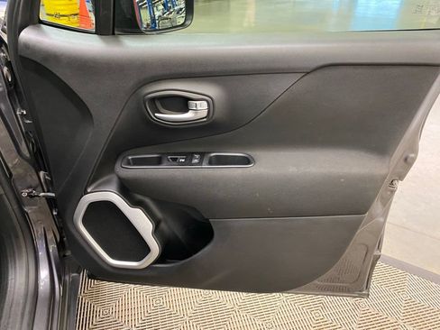 Used 2019 Jeep Renegade Latitude w/ Cold Weather Group AWD/4WD image 13