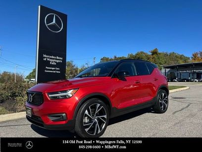 Used 2022 Volvo XC40 T5 R-Design w/ Climate Package