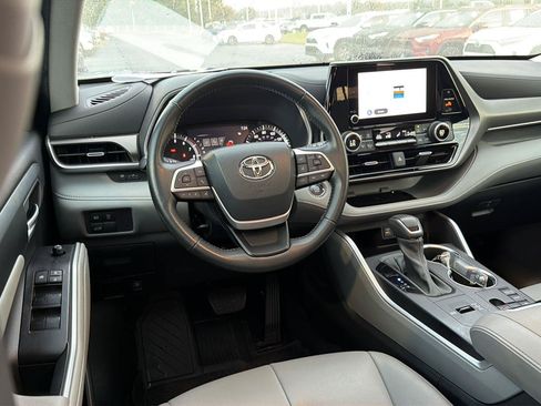 Used 2023 Toyota Highlander XLE FWD image 18