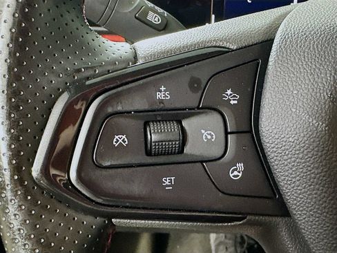 Used 2024 Chevrolet Trax RS w/ Sunroof Package FWD image 22