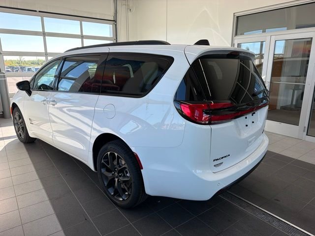 New 2027 Chrysler Pacifica Select AWD/4WD image 4
