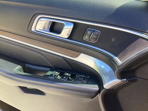 Used 2018 Ford Explorer Limited image 8