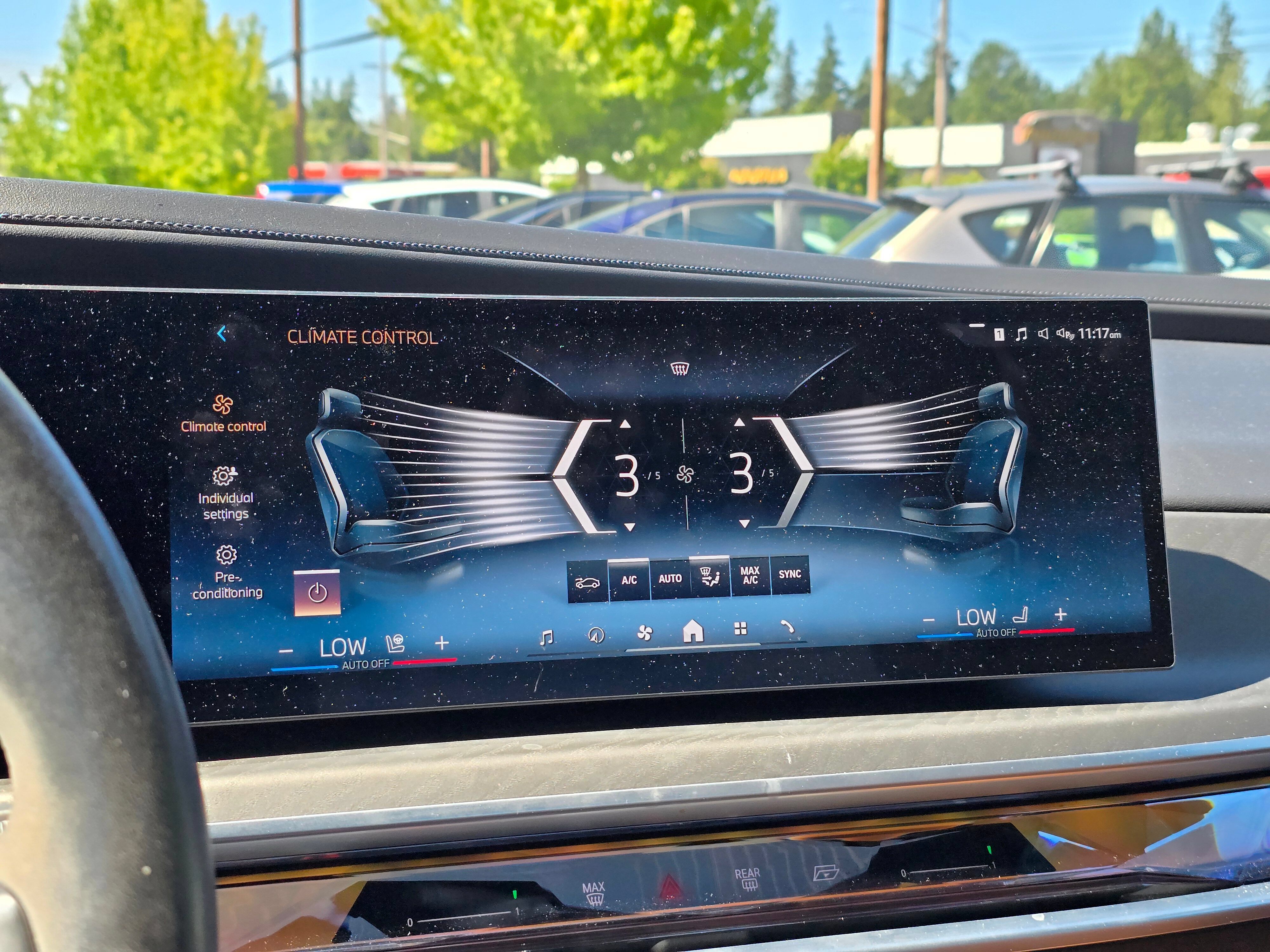 Used 2023 BMW 740i w/ Parking Assistance Package RWD image 23