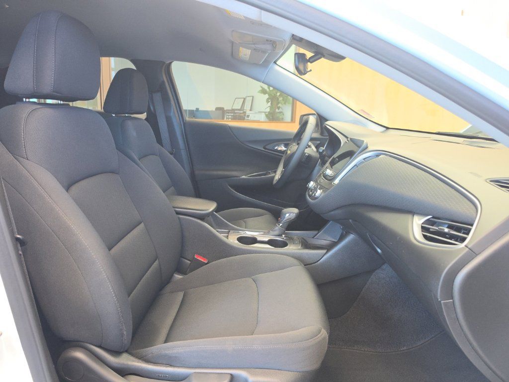 Used 2025 Chevrolet Malibu RS FWD image 46