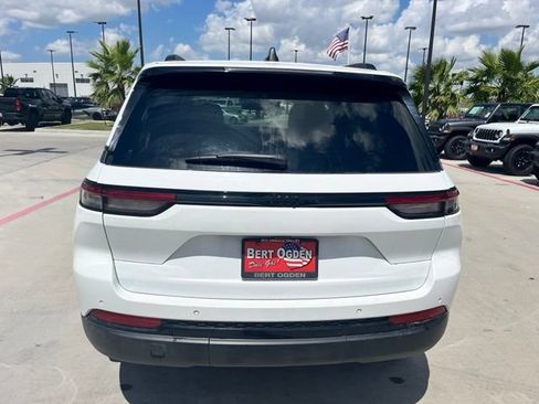Used 2025 Jeep Grand Cherokee Altitude RWD image 5