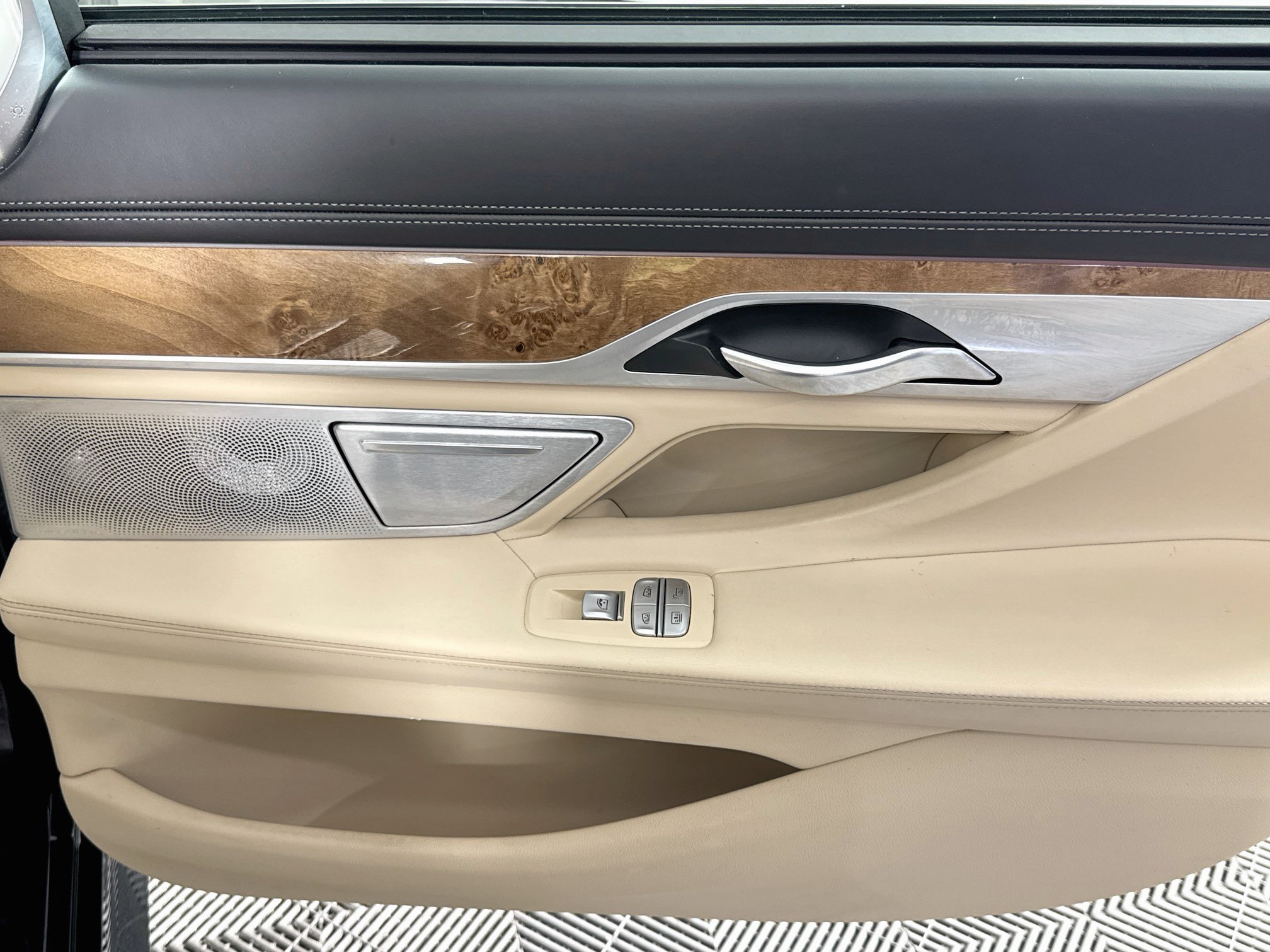 Used 2018 BMW 750i RWD image 48