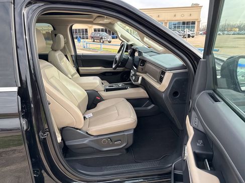 Used 2024 Ford Expedition Limited image 14