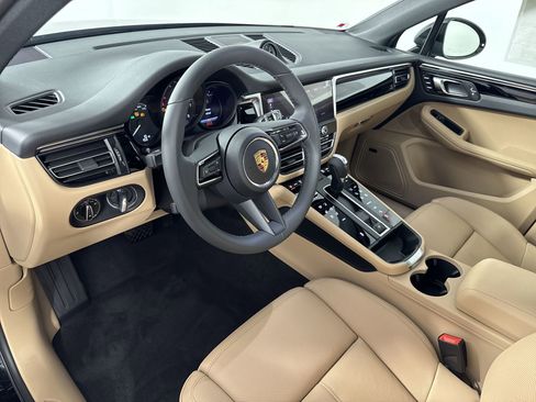 Certified 2025 Porsche Macan image 4