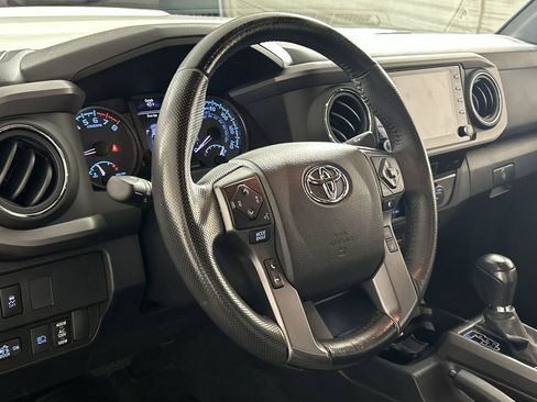 Used 2022 Toyota Tacoma TRD Sport image 14