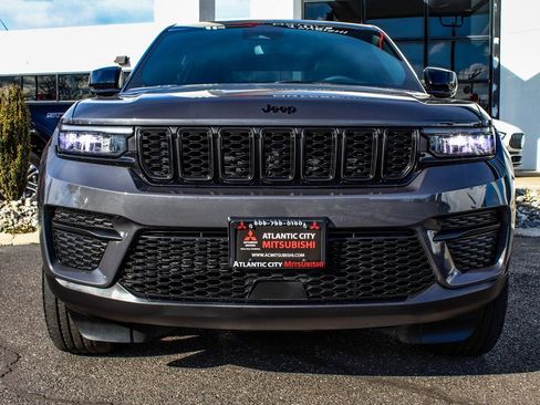 Used 2024 Jeep Grand Cherokee Altitude image 2