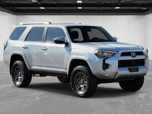 Used 2016 Toyota 4Runner SR5 AWD/4WD image 3