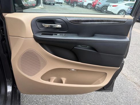 Used 2016 Dodge Grand Caravan SXT w/ UConnect Hands-Free Group FWD image 23