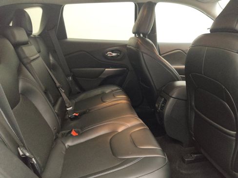 Used 2019 Jeep Cherokee Latitude Plus AWD/4WD image 19