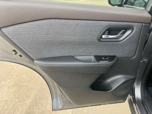 Used 2023 Nissan Rogue SV image 39