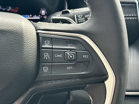 Used 2025 Jeep Grand Cherokee Altitude AWD/4WD image 30