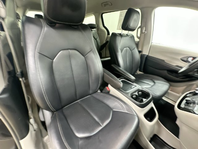 Used 2024 Chrysler Pacifica Touring-L FWD image 27