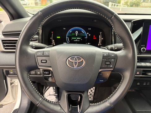 Used 2025 Toyota Camry SE FWD image 12