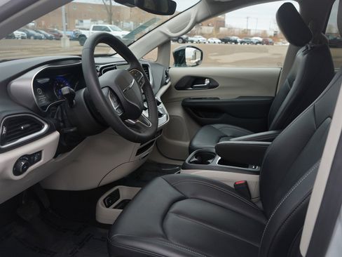 Used 2024 Chrysler Pacifica Touring-L FWD image 17