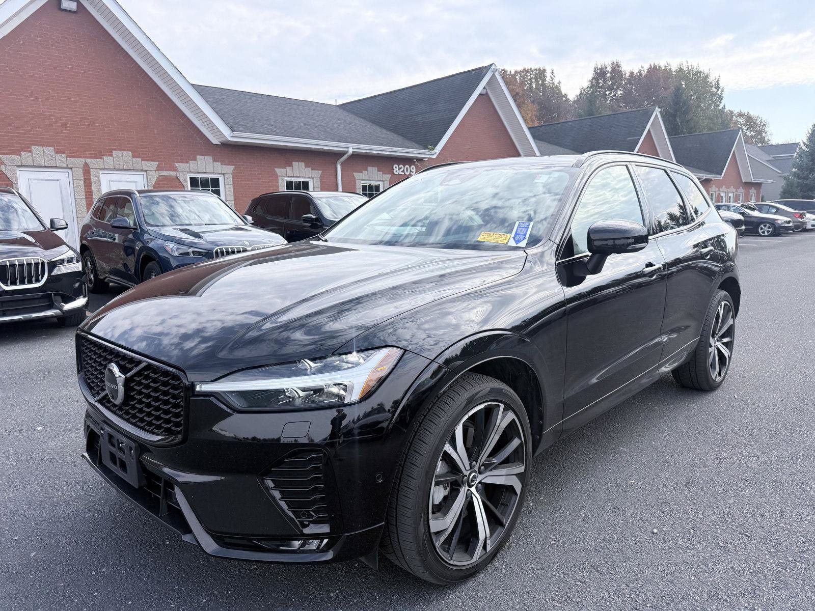 Used 2023 Volvo XC60 B6 Ultimate w/ Climate Package AWD/4WD image 3