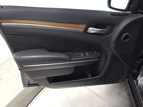 Used 2016 Chrysler 300 C Platinum w/ Safetytec Plus Group image 12
