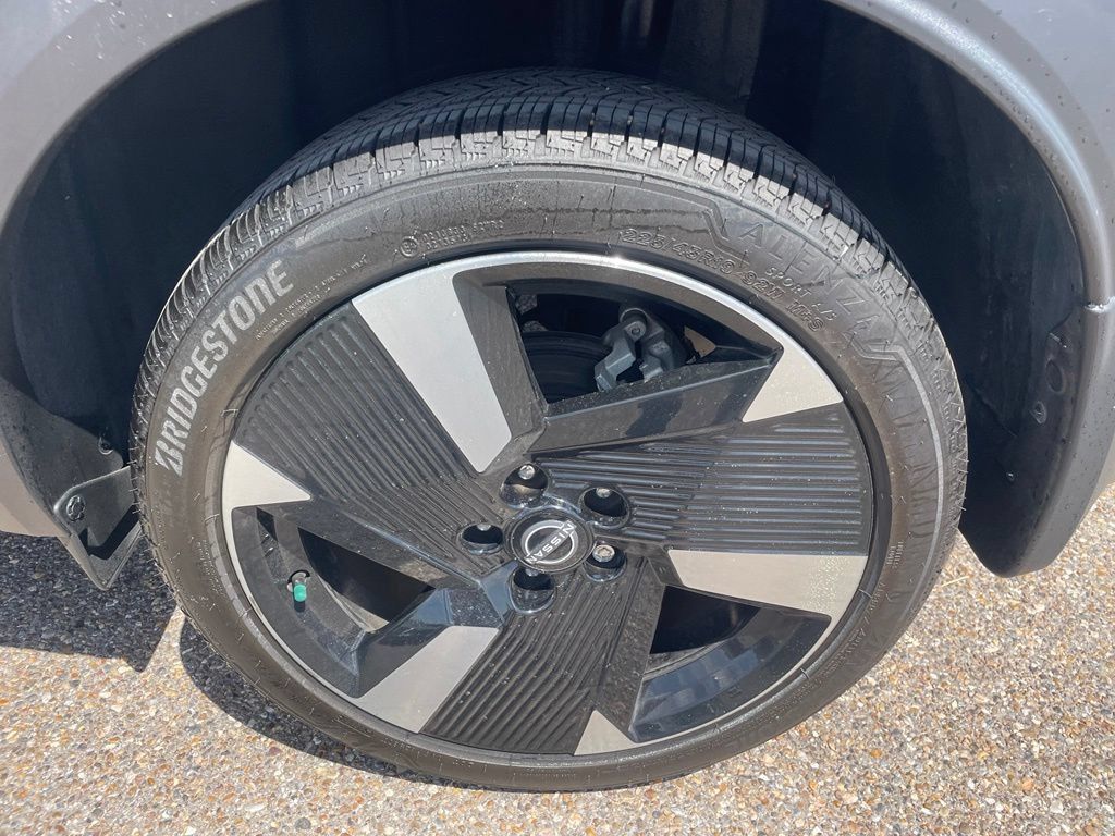 Certified 2025 Nissan Kicks SR FWD image 17