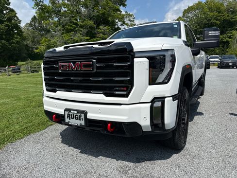 Used 2024 GMC Sierra 2500 AT4 w/ Technology Package AWD/4WD image 3