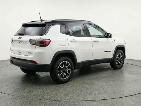 Used 2025 Jeep Compass Trailhawk AWD/4WD image 9