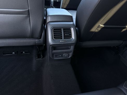 Used 2018 Volkswagen Tiguan SEL AWD/4WD image 24