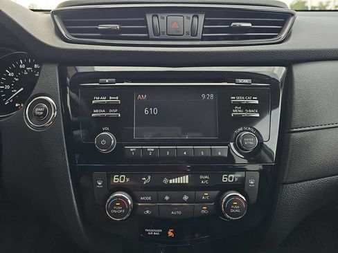 Used 2017 Nissan Rogue SV FWD image 25