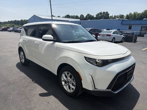Used 2023 Kia Soul LX w/ LX Technology Package FWD image 4