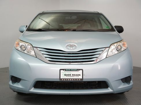 Used 2015 Toyota Sienna LE image 2