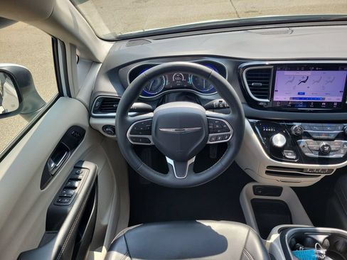 Used 2023 Chrysler Pacifica Touring-L FWD image 10