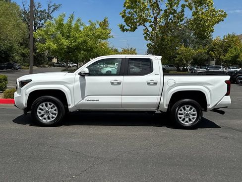 Used 2024 Toyota Tacoma SR5 AWD/4WD image 8