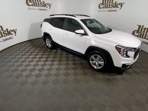 Used 2024 GMC Terrain SLE w/ Driver Convenience Package FWD image 2