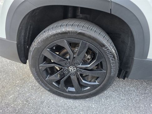 Used 2022 Volkswagen Taos SEL w/ Panoramic Sunroof Package image 17