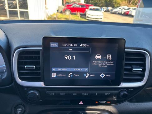 Used 2024 Hyundai Venue SEL image 19