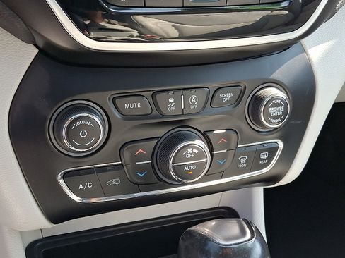 Used 2019 Jeep Cherokee Limited w/ Luxury Group AWD/4WD image 16